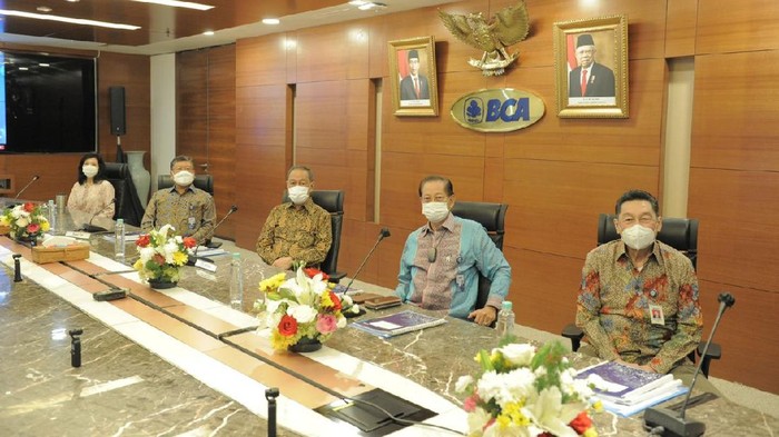 PT Bank Central Asia Tbk (IDX: BBCA) memutuskan untuk melakukan aksi korporasi pemecahan saham yang beredar (stock split). Ini foto-fotonya!