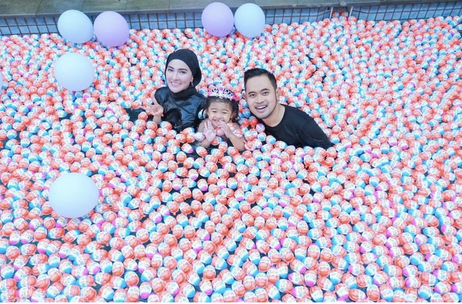Tak hanya itu saja, permen yang dibuat oleh perusahaan makanan manis Italia ditaburkan ke kolam renang. Sehingga membentuk lautan Kinder Joy. Foto: Dok.Instagram @juragan99.