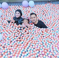 Tak hanya itu saja, permen yang dibuat oleh perusahaan makanan manis Italia ditaburkan ke kolam renang. Sehingga membentuk lautan Kinder Joy. Foto: Dok.Instagram @juragan99.