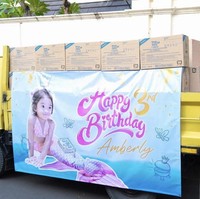 Di depan truk tersebut terdapat spanduk ucapan Happy birthday Amberly yang memakai kostum putri duyung. Acara tersebut diadakan di kolam renang kediaman Shandy dan Gilang. Tema acara ulang tahun pun diberi tema Kinder Joy Pool Party. Dan didekorasi dengan balon warna lilac dan snowblue. Foto: Dok.Instagram @juragan99.