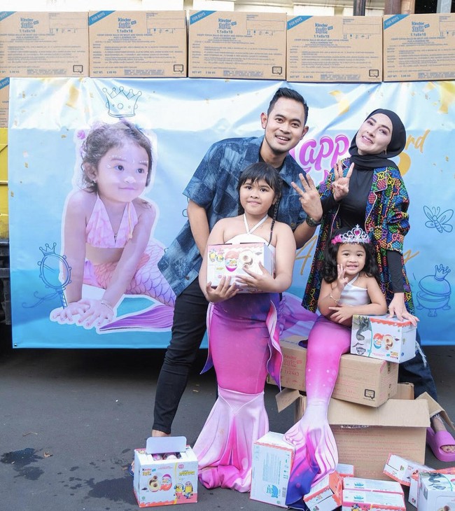 Dalam perayaan tersebut Shandy, Gilang, Felicia (anak pertama), dan Amberly berswafoto di depan truk yang membawa kardus Kinder Joy. Felicia dan Amberly pun dengan bahagia memegang kardus tersebut. Foto: Dok.Instagram @shandypurnamasari