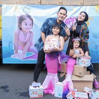 Dalam perayaan tersebut Shandy, Gilang, Felicia (anak pertama), dan Amberly berswafoto di depan truk yang membawa kardus Kinder Joy. Felicia dan Amberly pun dengan bahagia memegang kardus tersebut. Foto: Dok.Instagram @shandypurnamasari