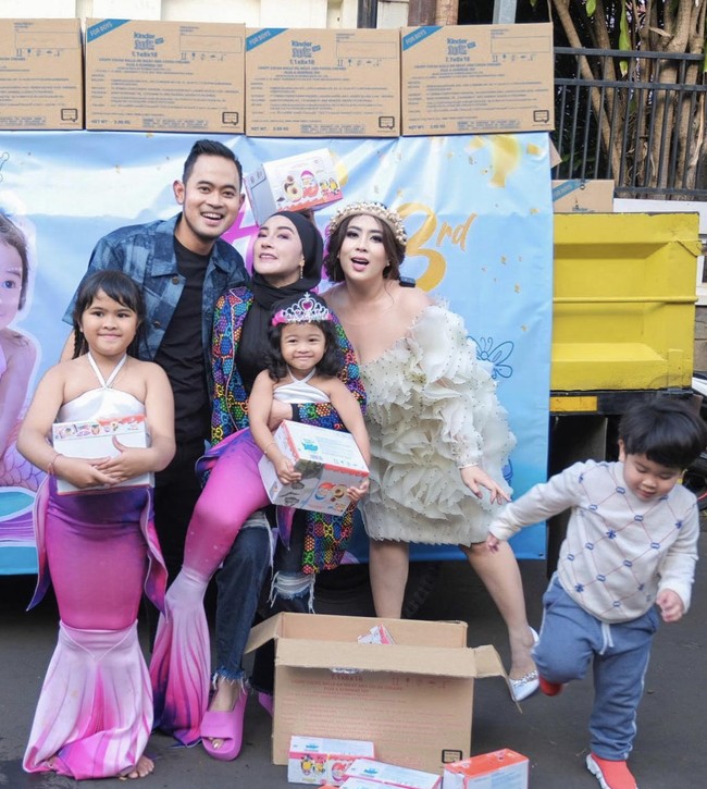 Shandy Purnamasari dan Gilang Widya Pramana menggelar acara ulang tahun anak bungsunya yang bernama Amberly lasha shakayla yang ke tiga tahun. Untuk ulang tahun sang anak, Shandy dan Gilang memberikan hadiah yang menghebohkan dan menjadi idaman banyak anak-anak yaitu Kinder Joy sebanyak satu truk. Foto: Dok.Instagram @shandypurnamasari