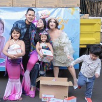 Shandy Purnamasari dan Gilang Widya Pramana menggelar acara ulang tahun anak bungsunya yang bernama Amberly lasha shakayla yang ke tiga tahun. Untuk ulang tahun sang anak, Shandy dan Gilang memberikan hadiah yang menghebohkan dan menjadi idaman banyak anak-anak yaitu Kinder Joy sebanyak satu truk. Foto: Dok.Instagram @shandypurnamasari