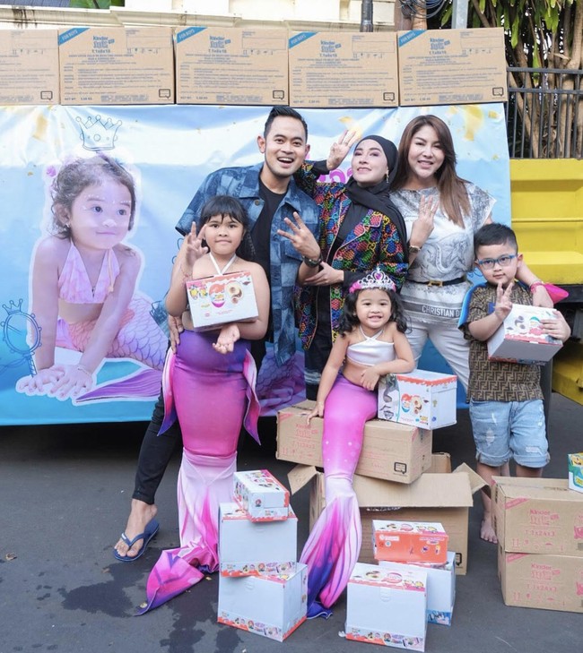 Lewat akun media sosial pribadinya Shandy, ia menuliskan ide awal hadiah Kinder Joy untuk sang buah hati. Pertama idenya pengennya kadoin @amberlykidss kinderjoy se truck, trus kedua ngide kinder joy setrucknya dihamburin ke kolam! Jadilah kinderjoy pool party😍 total ada +/- 4000an @kinderjoyofmoving haha, tulis pengusaha kecantikan MS Glow itu melalui Instagram @shandypurnamasari (22/92/2021). Foto: Dok.Instagram @shandypurnamasari