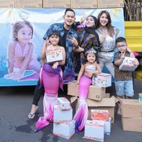 Lewat akun media sosial pribadinya Shandy, ia menuliskan ide awal hadiah Kinder Joy untuk sang buah hati. Pertama idenya pengennya kadoin @amberlykidss kinderjoy se truck, trus kedua ngide kinder joy setrucknya dihamburin ke kolam! Jadilah kinderjoy pool party😍 total ada +/- 4000an @kinderjoyofmoving haha, tulis pengusaha kecantikan MS Glow itu melalui Instagram @shandypurnamasari (22/92/2021). Foto: Dok.Instagram @shandypurnamasari