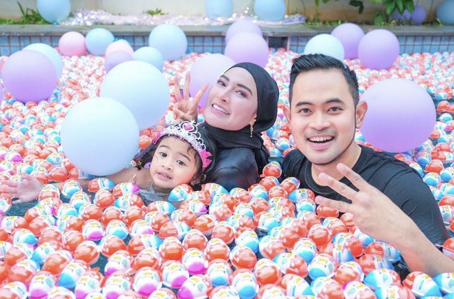 Melalui Instagram, Gilang menyebutkan jika Kinder Joy adalah kesukaan dari putri tercintanya. Em itu sukak banget sama kinderjoy, dihari ulangtahunmu papi & mami kadoin em kinderjoy 1 truk. Kinderjoy ini buat stok em selama setahun dan juga akan kita bagi2 ke anak2 kecil yang belum pernah makan kinderjoy❤️❤️, tulis @juragan_99. Foto: Dok.Instagram @juragan99.