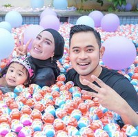 Melalui Instagram, Gilang menyebutkan jika Kinder Joy adalah kesukaan dari putri tercintanya. Em itu sukak banget sama kinderjoy, dihari ulangtahunmu papi & mami kadoin em kinderjoy 1 truk. Kinderjoy ini buat stok em selama setahun dan juga akan kita bagi2 ke anak2 kecil yang belum pernah makan kinderjoy❤️❤️, tulis @juragan_99. Foto: Dok.Instagram @juragan99.