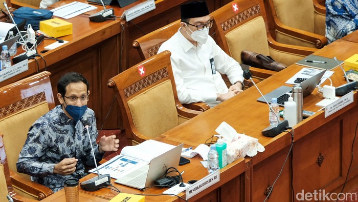 Mendikbudristek Nadiem Makarim rapat bareng Komisi X DPR. Dalam pemaparannya, Nadiem menjelaskan soal seleksi PPPK guru atau pegawai pemerintah dengan perjanjian kerja.