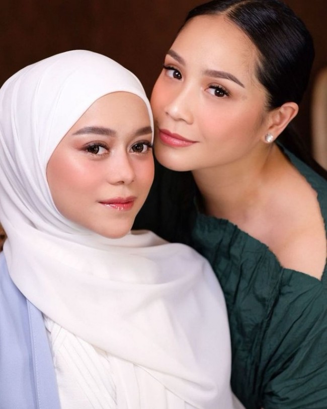 Nagita dan Lesti tampil cantik dengan makeup natural. Wajah keduanya pun terlihat glowing. Walaupun tengah berbadan dua, baik Lesti maupun Nagita sama-sama terlihat kian mempesona. Bagaimana menurutmu? Foto: Instagram/@raffinagita1717
