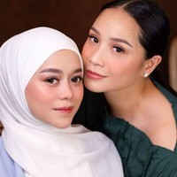 Nagita dan Lesti tampil cantik dengan makeup natural. Wajah keduanya pun terlihat glowing. Walaupun tengah berbadan dua, baik Lesti maupun Nagita sama-sama terlihat kian mempesona. Bagaimana menurutmu? Foto: Instagram/@raffinagita1717