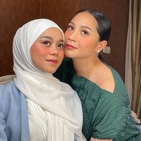 Dalam acara The Secret of Leslar, Lesti dan Billar akhirnya memperlihatkan ke publik video keduanya saat melangsungkan nikah siri dengan didampingi oleh orangtuanya. Tak hanya itu saja, keduanya pun akhirnya mengumumkan kehamilan pertama Lesti. Foto: Instagram/@raffinagita1717