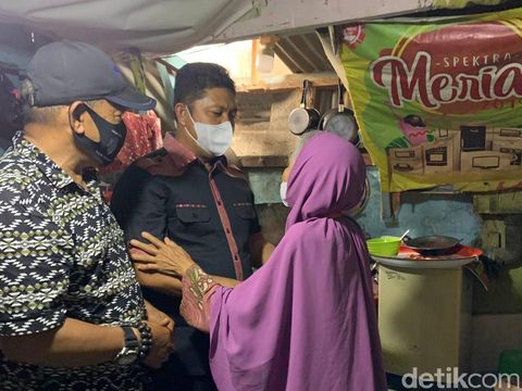 Nenek yang bekerja sebagai juru parkir, Hasriany Dg Caya (62), menjadi korban pengeroyokan. Uangnya juga dirampas (Reinhard S/detikcom)