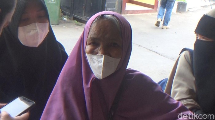 Nenek yang bekerja sebagai juru parkir, Hasriany Dg Caya (62), menjadi korban pengeroyokan. Uangnya juga dirampas (Reinhard S/detikcom)