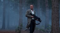 Perburuan James Bond di tengah hutan. Foto: Nicola Dove DANJAQ, LLC AND MGM. ALL RIGHTS RESERVED.