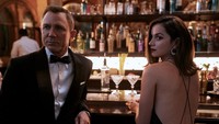 Ana De Armas tampil dalam film terbaru James Bond yakni No Time To Die. Foto: Nicola Dove DANJAQ, LLC AND MGM. ALL RIGHTS RESERVED.