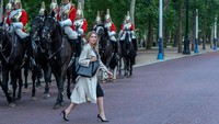 Lea Seydoux di antara pasukan berkuda. Foto: Nicola Dove DANJAQ, LLC AND MGM. ALL RIGHTS RESERVED.