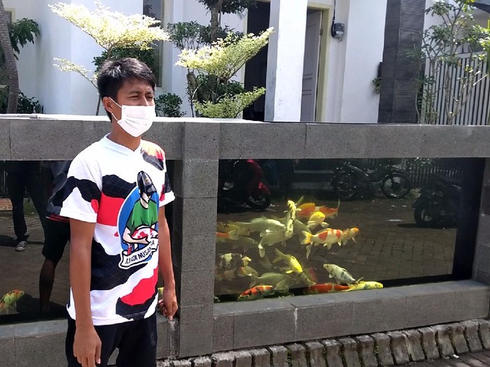 Pagar Rumah Warga di Malang Berbentuk Kolam Ikan Koi