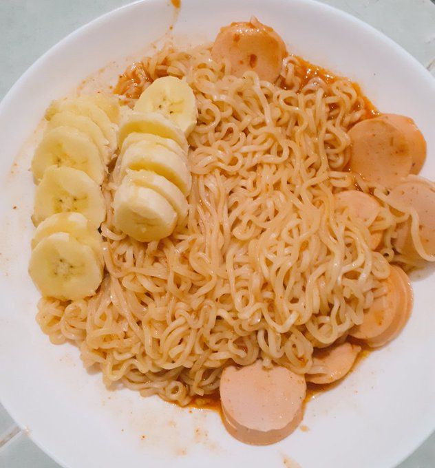 Pamer Makan Mie Instan Pedas Campur Pisang, Netizen Jadi Mual