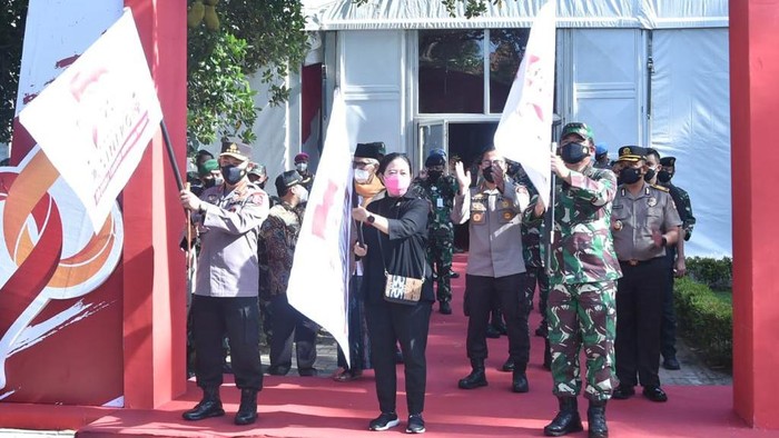 Panglima TNI Marsekal Hadi Tjahjanto bersama Kapolri Jendral Listyo Sigit Prabowo dan Ketua DPR Puan Maharani meninjau vaksinasi COVID-19 dan baksos warga di Tangerang, Banten.