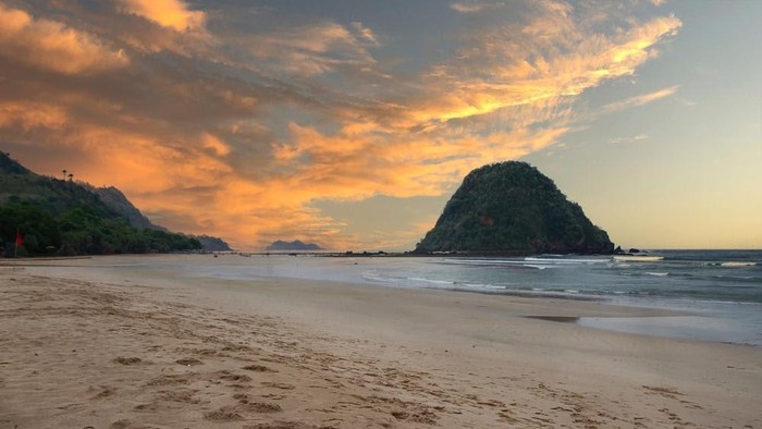 Pantai Pulau Merah di Banyuwangi.
