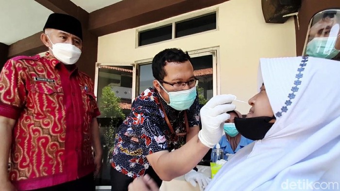 Pelajar di Brebes dites swab antigen untuk menyambut pembelajaran tatap muka (PTM) di sekolah.