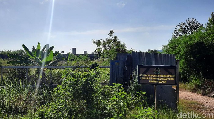 Eks Gubernur Sumsel Alex Noerdin ditetapkan sebagai tersangka dugaan korupsi pembangunan Masjid Sriwijaya. Berikut lokasi masjid tersebut bakal didirikan.