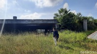 Di lokasi pembangunan masjid yang berada di Jalan Pangeran Ratu, Jakabaring, Palembang, itu terlihat hanya ada beberapa bangunan tiang fondasi.