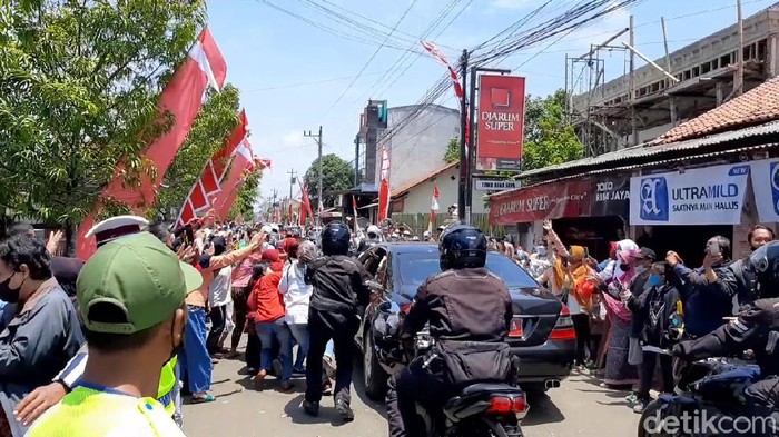 Penampakan kerumunan warga Cilacap berebut kaus pembagian Jokowi, Kamis (23/9/2021).