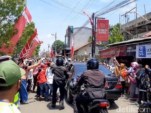 Penampakan Kerumunan Warga Berebut Kaus Pembagian Jokowi di Cilacap