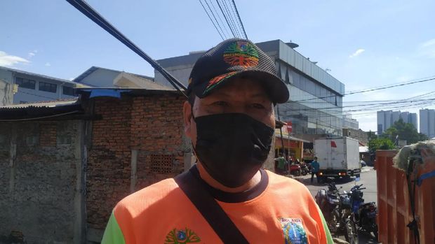 Pengawas Kali Kecamatan Jatinegara UPK Badan Air Sapi'i Hasan
