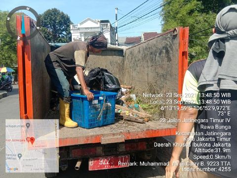Petugas bersihkan sampah di kali dekat kantor Kelurahan Rawa Bunga, Jatinegara Jakarta Timur.