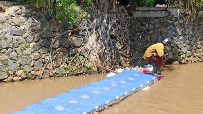 Petugas bersihkan sampah di kali dekat kantor Kelurahan Rawa Bunga, Jatinegara Jakarta Timur.