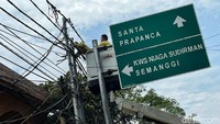 Petugas melakukan penataan jaringan utilitas di Jalan Wolter Monginsidi, Jakarta Selatan, Kamis (23/9/2021).