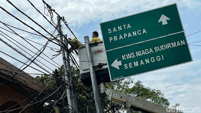 Petugas melakukan penataan jaringan utilitas di Jalan Wolter Monginsidi, Jakarta Selatan, Kamis (23/09/2021).