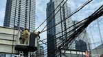 Kabel Semrawut di Jalan Wolter Monginsidi Dirapikan