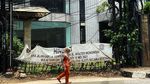 Kabel Semrawut di Jalan Wolter Monginsidi Dirapikan