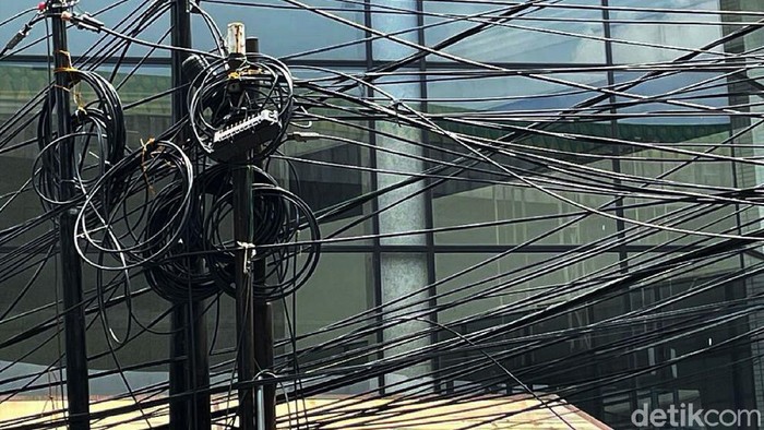 Petugas Menata Kabel Semrawut di Jalan Wolter Monginsidi Petugas melakukan penataan jaringan utilitas di Jalan Wolter Monginsidi, Jakarta Selatan, Kamis (23/09/2021).