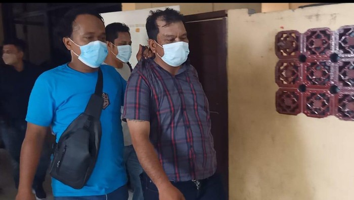 Polisi saat menangkap ES yang diduga memalak pedagang di Medan (dok. Polisi)