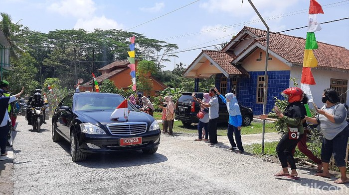 Presiden Joko Widodo bagi-bagi kaus dan masker ke warga Cilacap, Kamis (23/9/2021).