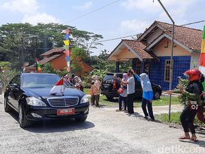 Kunker ke Cilacap, Jokowi Bagi-bagi Masker dan Kaus dari dalam Mobil