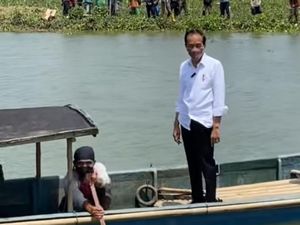 Di luar Agenda, Jokowi Naik Perahu Demi Sapa Warga di Cilacap