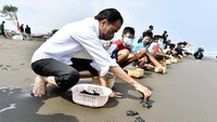 Sebelumnya, warga Tritih Lor sangat antusias menyambut kedatangan Presiden ke wilayahnya. Mereka telah bersiap di pinggir jalan sebelum Jokowi melintas di jalan desa tersebut.