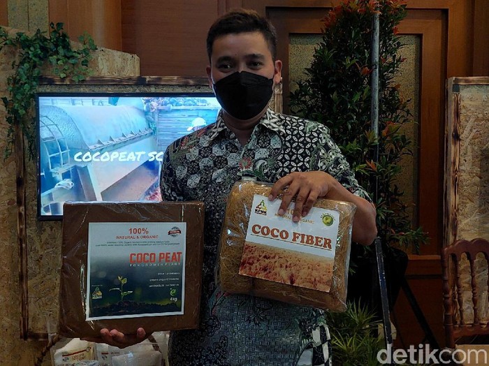 Pria Pangandaran sulap limbah kelapa jadi produks ekspor