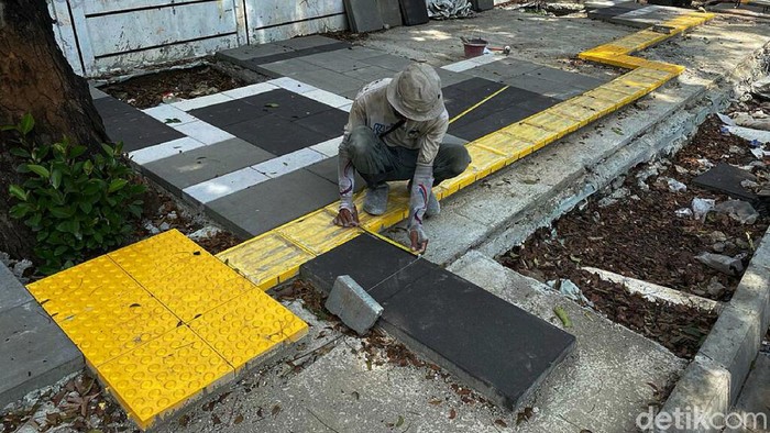 Progres Terkini Revitalisasi Trotoar di Senopati Pemprov DKI Jakarta menata trotoar di 10 ruas jalan sepanjang 2021. Salah satunya di kawasan Senopati, Jakarta.