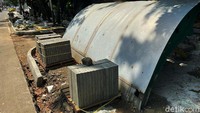 Sejumlah material trotoar siap untuk proses revitalisasi.