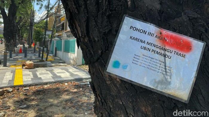 Pemprov DKI Jakarta menata trotoar di 10 ruas jalan sepanjang 2021. Salah satunya di kawasan Senopati, Jakarta.
