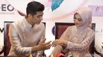 Happy... Ria Ricis Pamer Cincin Pertunangan dengan Teuku Ryan