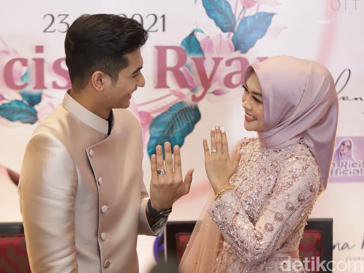 Happy... Ria Ricis Pamer Cincin Pertunangan dengan Teuku Ryan