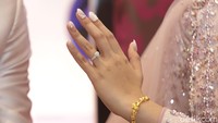 Ria Ricis memamerkan cincin pertunangan dari Teuku Ryan. Foto: Palevi/detikhot